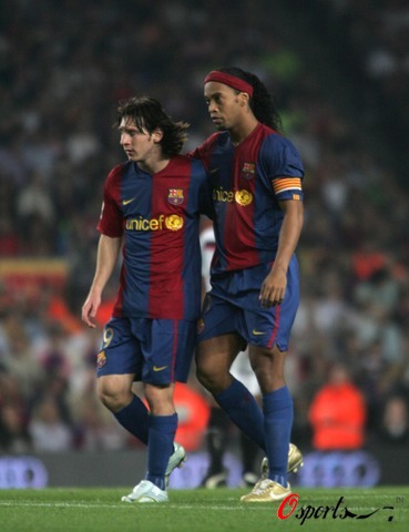 帕斯精彩晃动转身让老大哥劳塔罗滑倒（帕斯炫技转身过人，老大哥劳塔罗被晃倒）